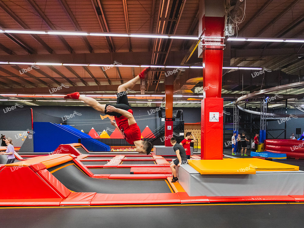 Red Net trampoline park-1